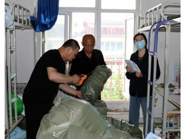 温情毕业“寄” 真情满校园 金沙娱场城61665为2022届毕业生打包邮寄行李